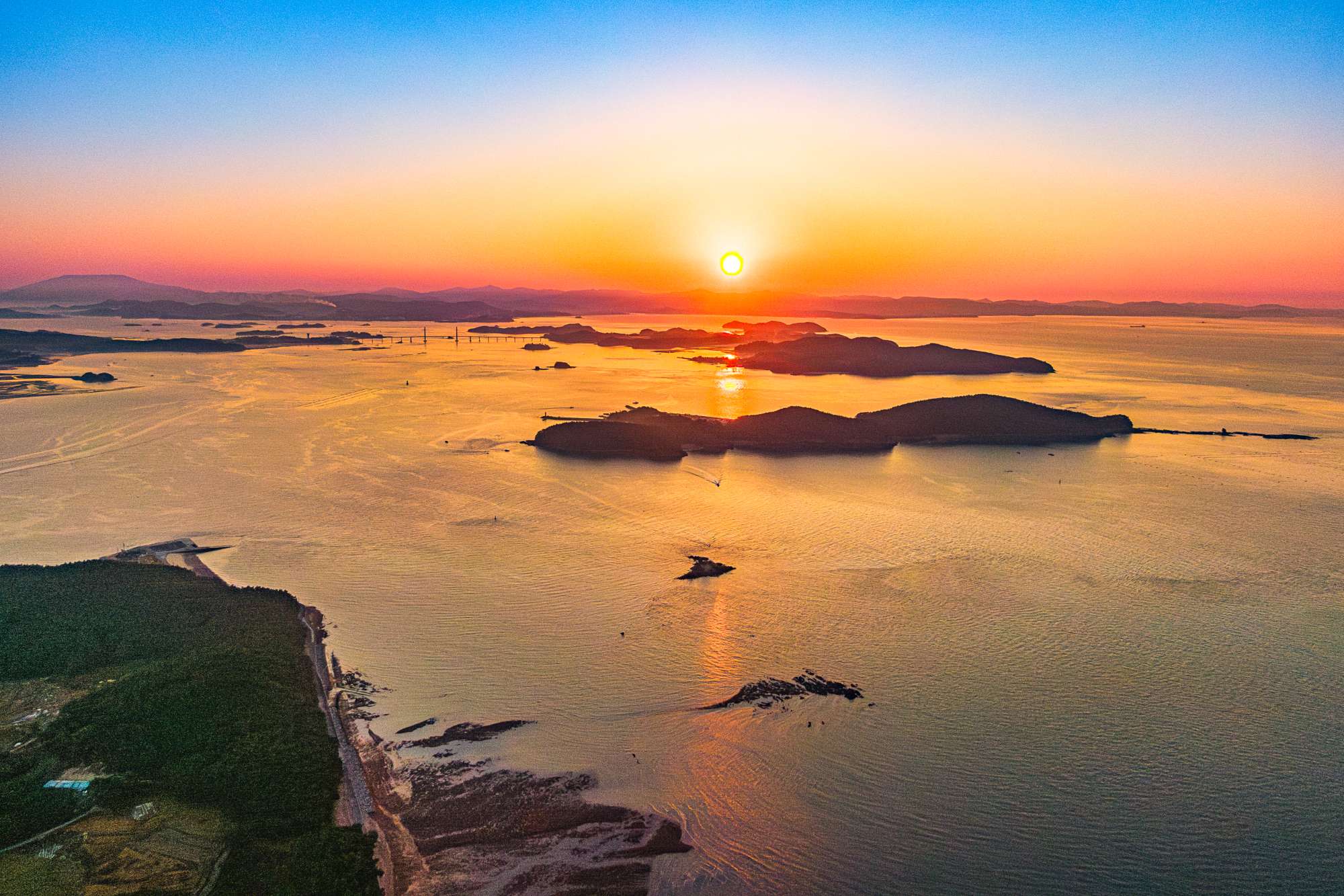 황금 노을이 깃든 고대도(앞)와 원산도 